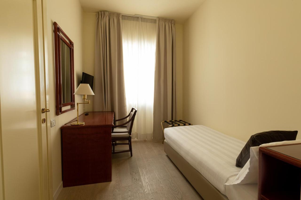 Hotel Enzo ポルト・レカナーティ エクステリア 写真