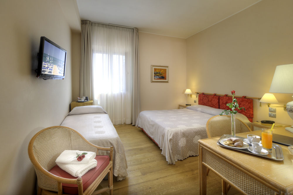 Hotel Enzo ポルト・レカナーティ エクステリア 写真
