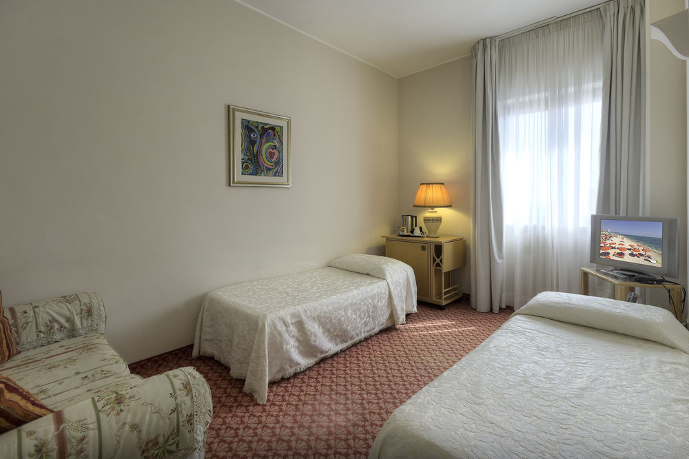 Hotel Enzo ポルト・レカナーティ エクステリア 写真